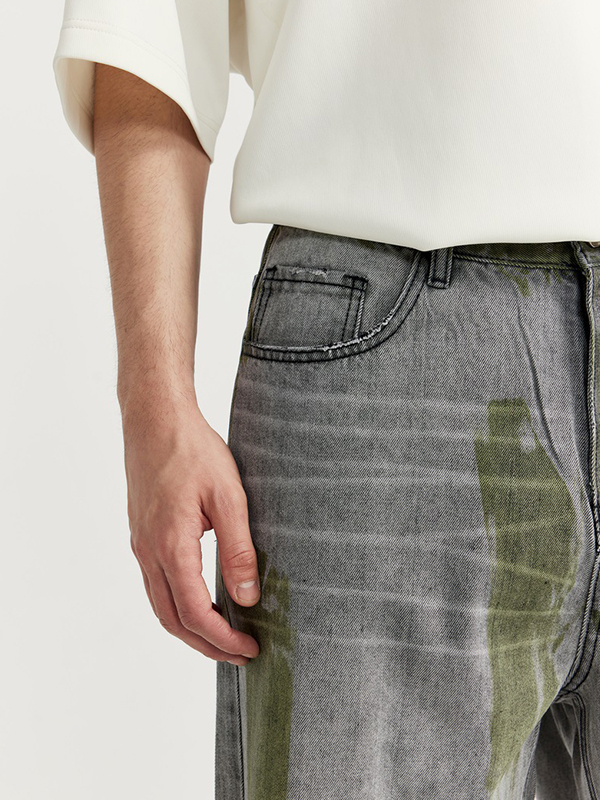 Lockere Jeans mit weitem Bein und handbemalten Kontrastfarben-5