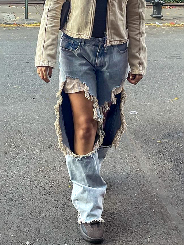 Ein großes Loch in der zerrissenen Jeans am Knie-4