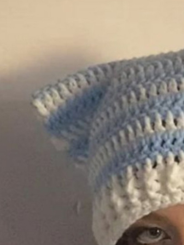 Handgefertigte Strickmütze mit Katzenohrstreifen-1