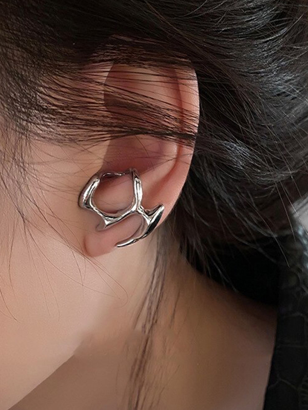 Unregelmäßiger Ohrstecker aus flüssigem Metall mit Ausschnitten-1
