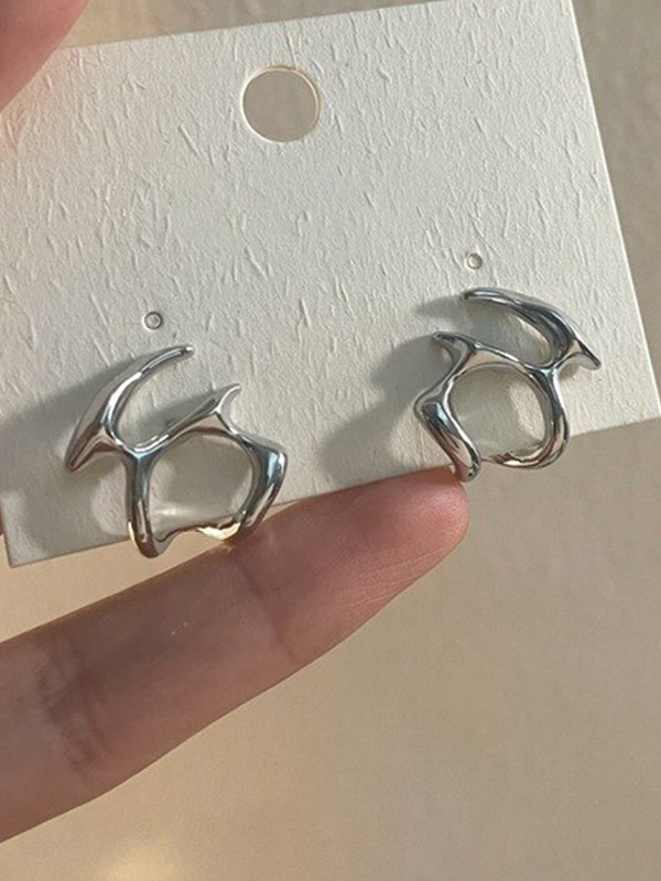 Unregelmäßiger Ohrstecker aus flüssigem Metall mit Ausschnitten-3