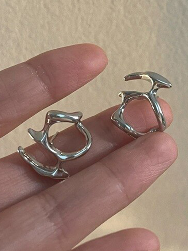 Unregelmäßiger Ohrstecker aus flüssigem Metall mit Ausschnitten-2