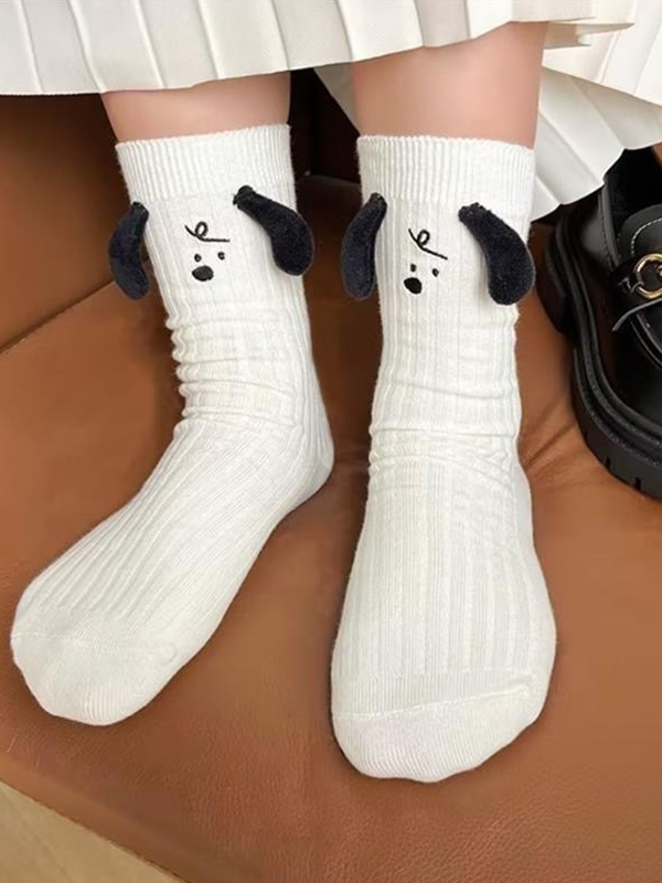 Dreidimensionale Socken mit aufgestickten Welpenohren-3