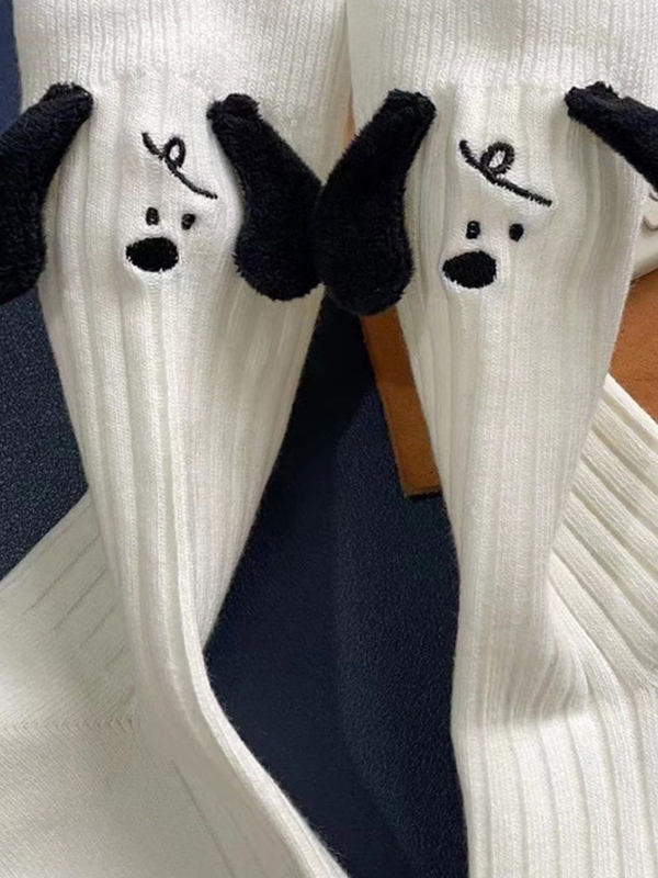 Dreidimensionale Socken mit aufgestickten Welpenohren-2