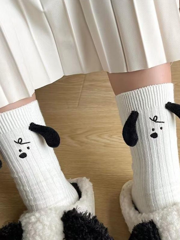 Dreidimensionale Socken mit aufgestickten Welpenohren-4